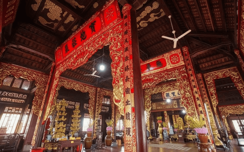 Khu chánh điện là trung tâm sinh hoạt tâm linh chính của chùa với kiến trúc hoành tráng.